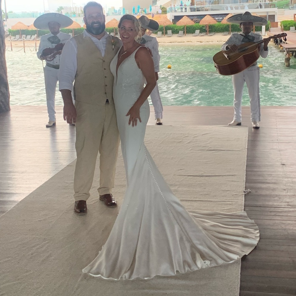 Justin Alexander Cora wedding dress with Cape size 14, altered to street size 6